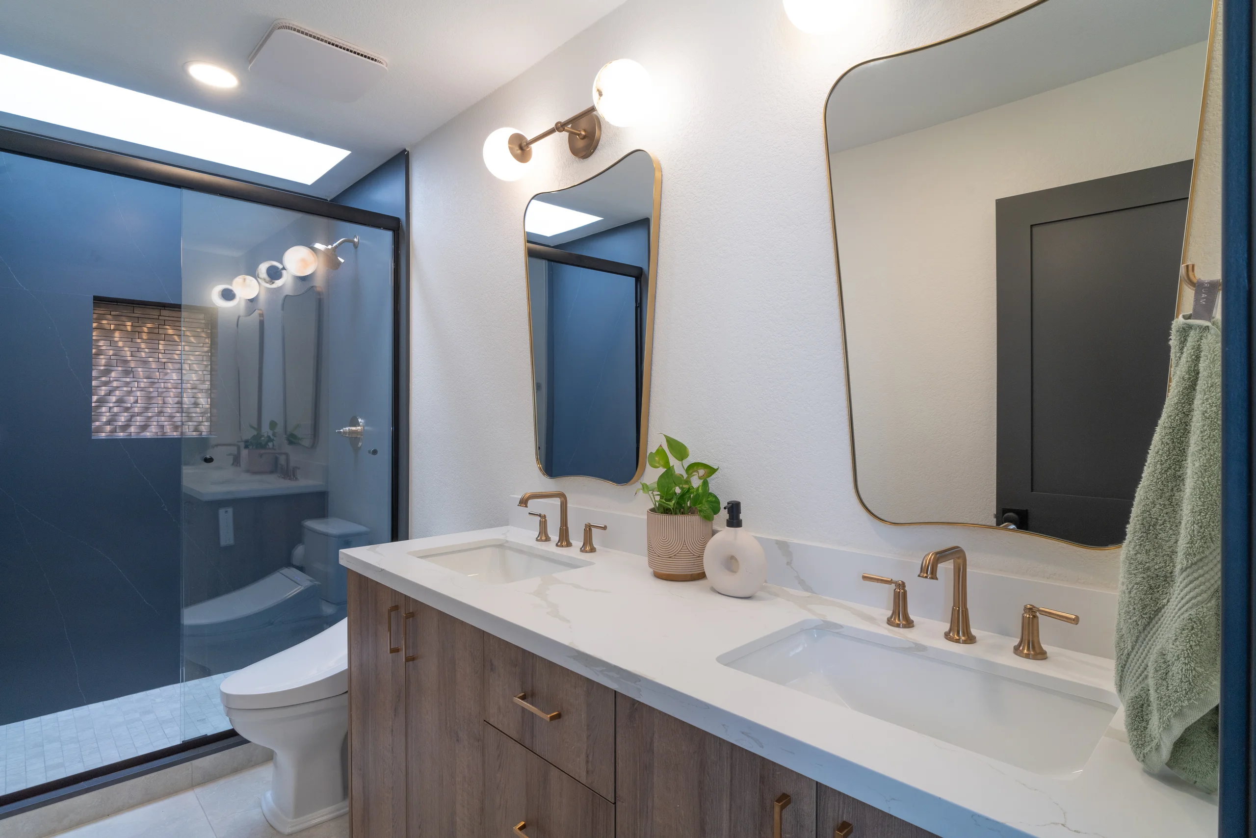 Secondary bathroom overview