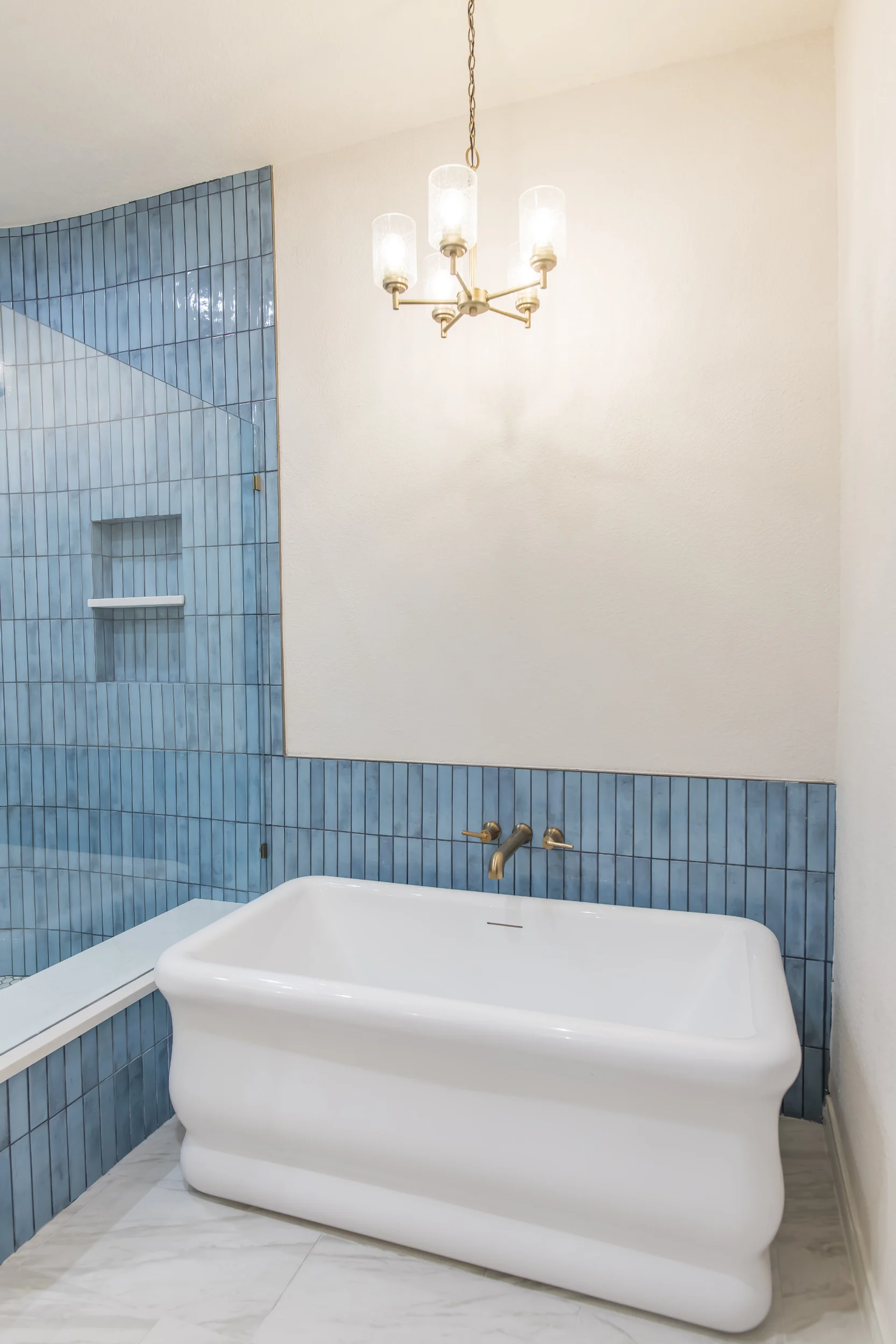 Freestanding luxury tub